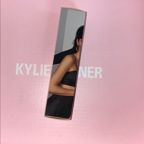Runway Blush Stick Kendall x Kylie Cosmetics - Picture 4 of 9